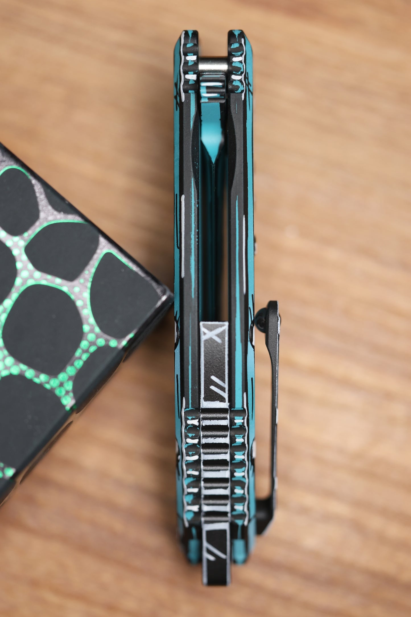 HERETIC KNIVES MEDUSA MANUAL TURQUOISE CEL SHADE W/ MAGNACUT RECURVE H010-CS-TQ