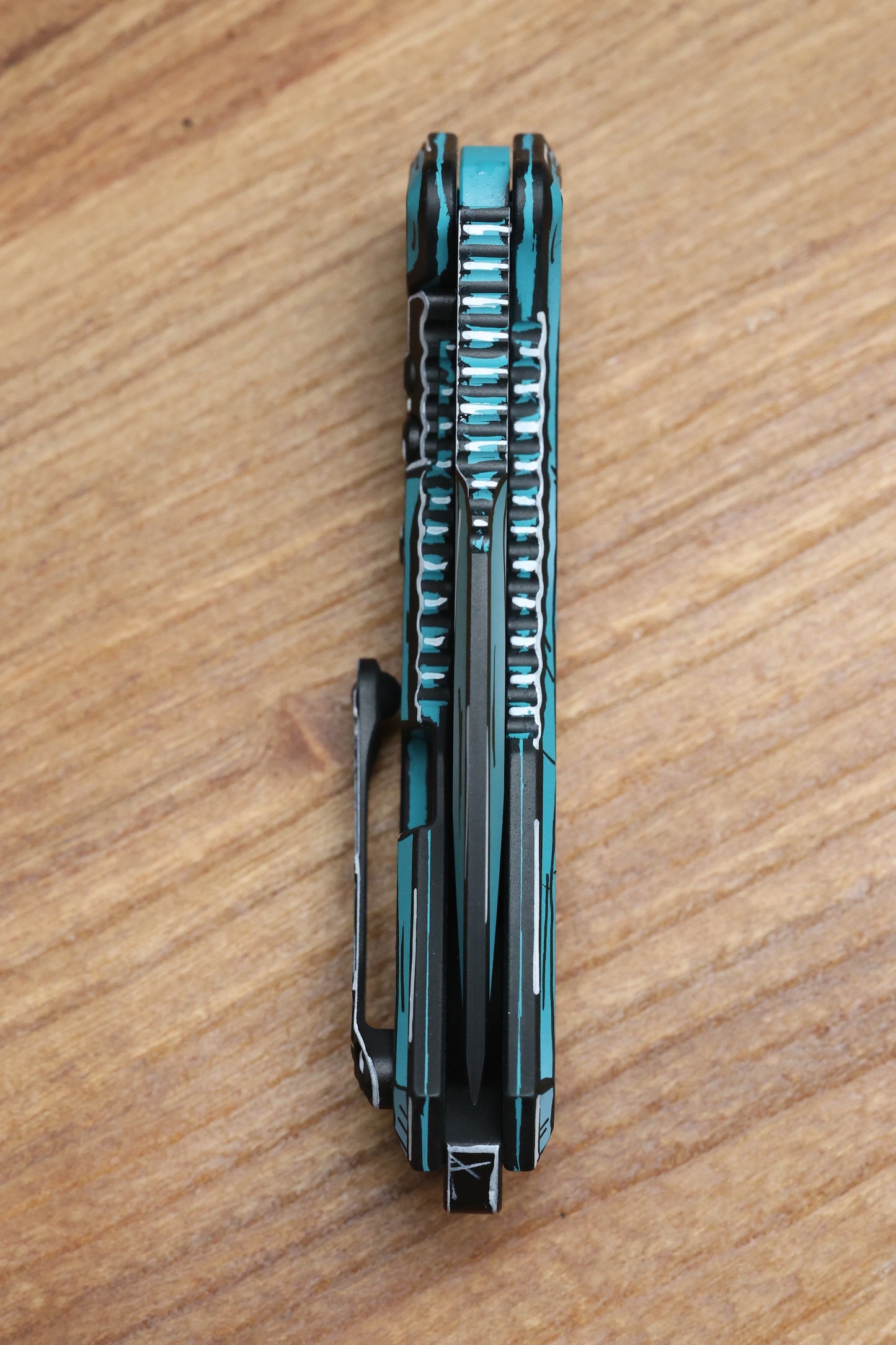HERETIC KNIVES MEDUSA MANUAL TURQUOISE CEL SHADE W/ MAGNACUT RECURVE H010-CS-TQ