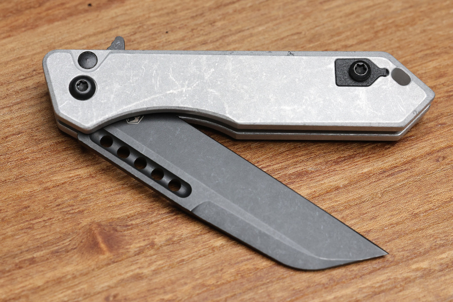 HERETIC KNIVES M/A JINN FLIPPER W/ BLIZZARDWORN ALUMINUM HANDLES & BATTLE BLACK MAGNACUT H213-8A-BLZ