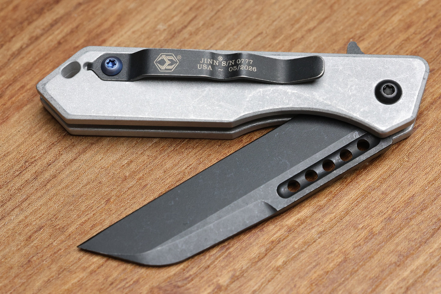 HERETIC KNIVES M/A JINN FLIPPER W/ BLIZZARDWORN ALUMINUM HANDLES & BATTLE BLACK MAGNACUT H213-8A-BLZ