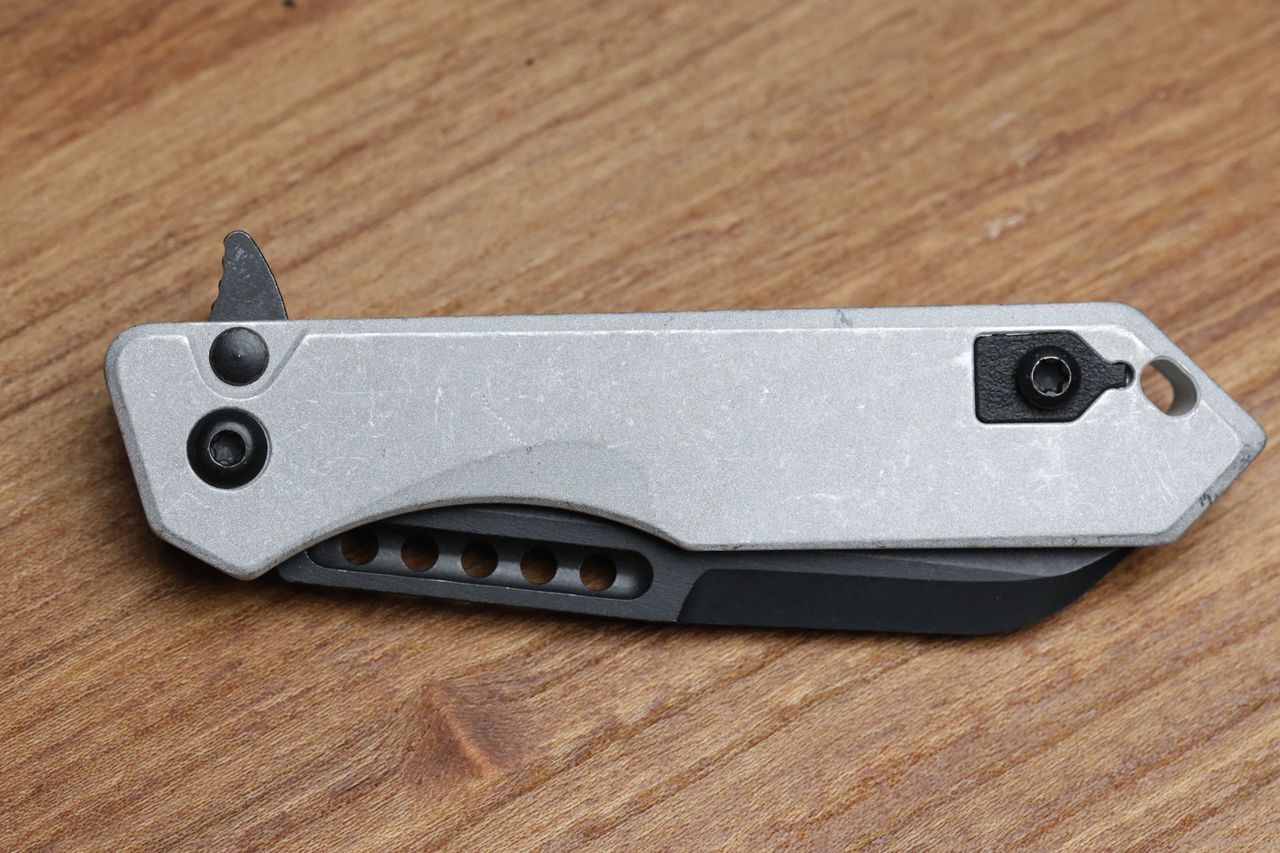 HERETIC KNIVES M/A JINN FLIPPER W/ BLIZZARDWORN ALUMINUM HANDLES & BATTLE BLACK MAGNACUT H213-8A-BLZ
