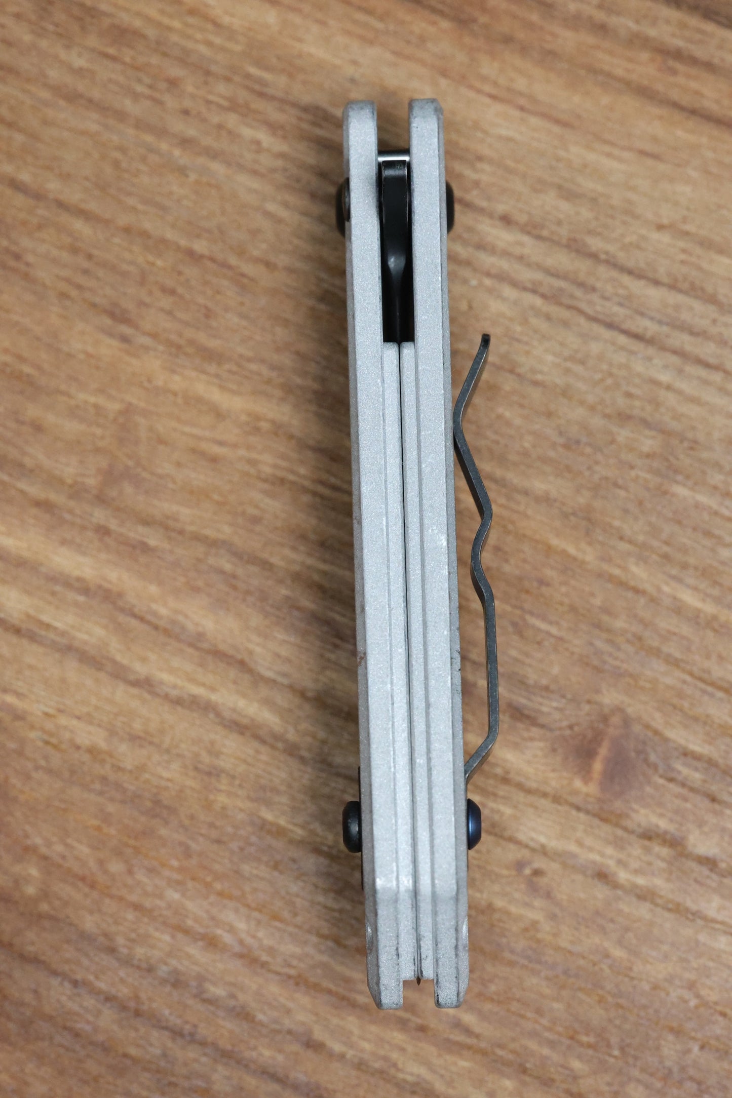 HERETIC KNIVES M/A JINN FLIPPER W/ BLIZZARDWORN ALUMINUM HANDLES & BATTLE BLACK MAGNACUT H213-8A-BLZ
