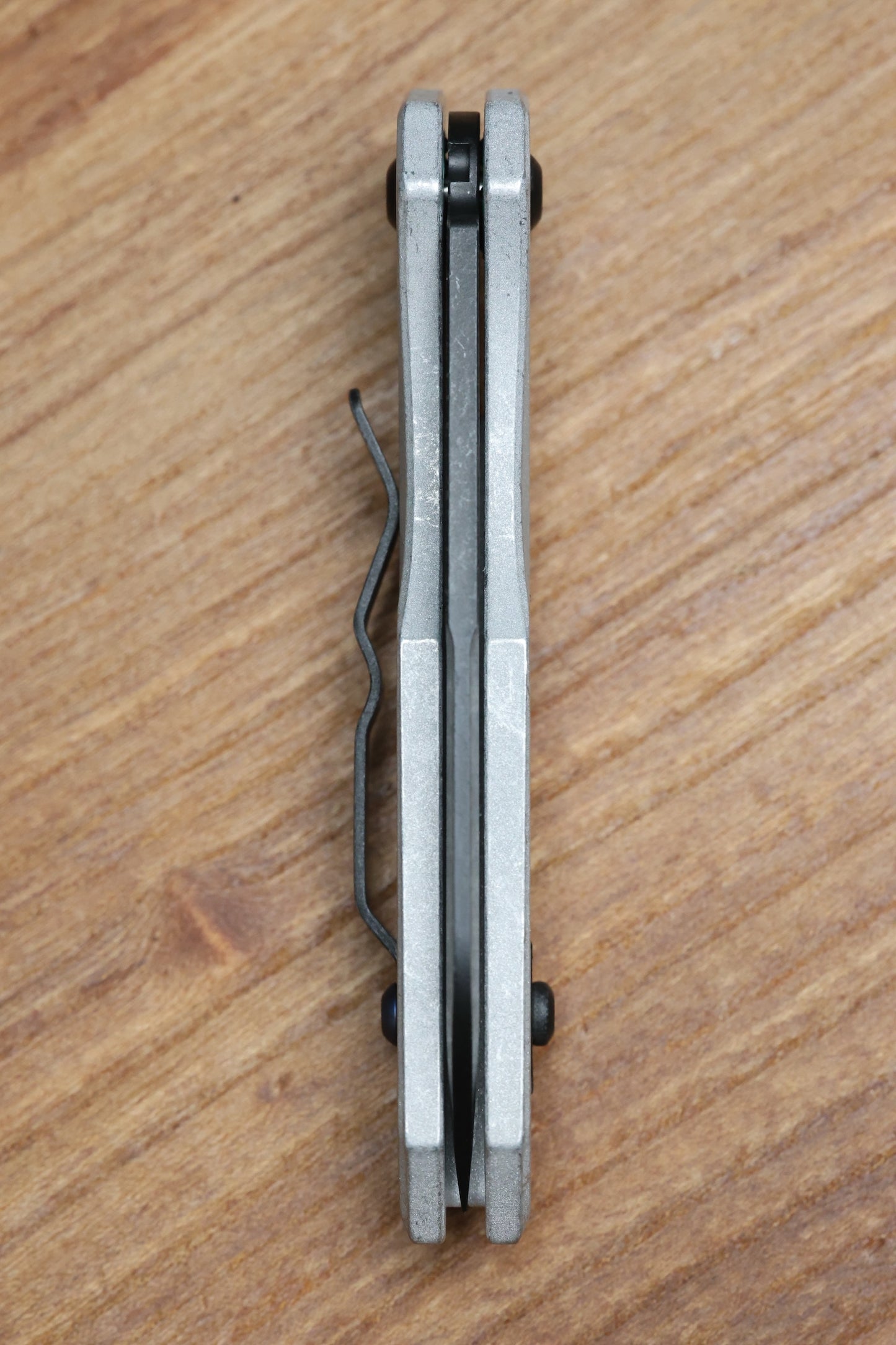HERETIC KNIVES M/A JINN FLIPPER W/ BLIZZARDWORN ALUMINUM HANDLES & BATTLE BLACK MAGNACUT H213-8A-BLZ