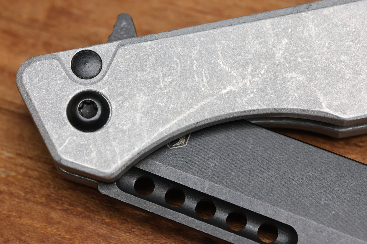 HERETIC KNIVES M/A JINN FLIPPER W/ BLIZZARDWORN ALUMINUM HANDLES & BATTLE BLACK MAGNACUT H213-8A-BLZ