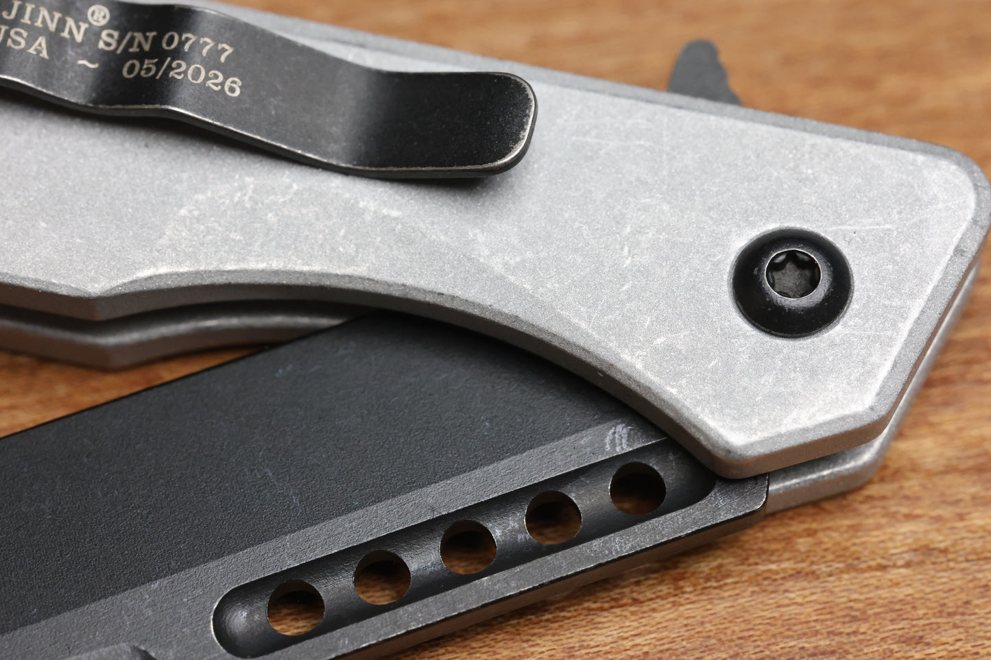 HERETIC KNIVES M/A JINN FLIPPER W/ BLIZZARDWORN ALUMINUM HANDLES & BATTLE BLACK MAGNACUT H213-8A-BLZ