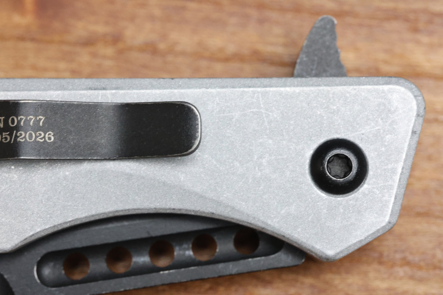 HERETIC KNIVES M/A JINN FLIPPER W/ BLIZZARDWORN ALUMINUM HANDLES & BATTLE BLACK MAGNACUT H213-8A-BLZ