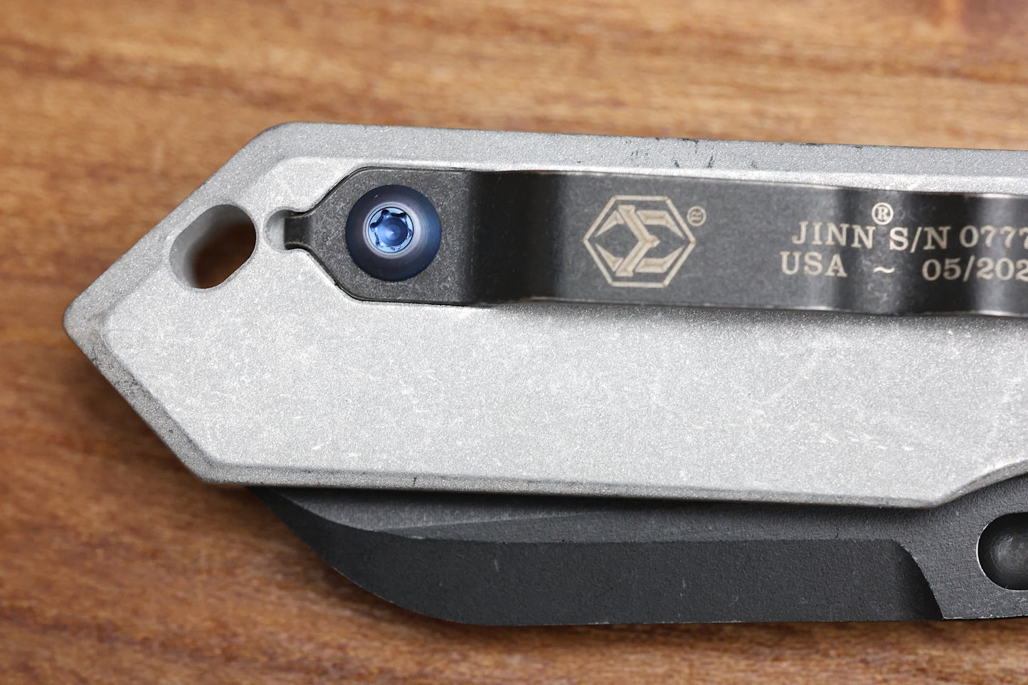 HERETIC KNIVES M/A JINN FLIPPER W/ BLIZZARDWORN ALUMINUM HANDLES & BATTLE BLACK MAGNACUT H213-8A-BLZ