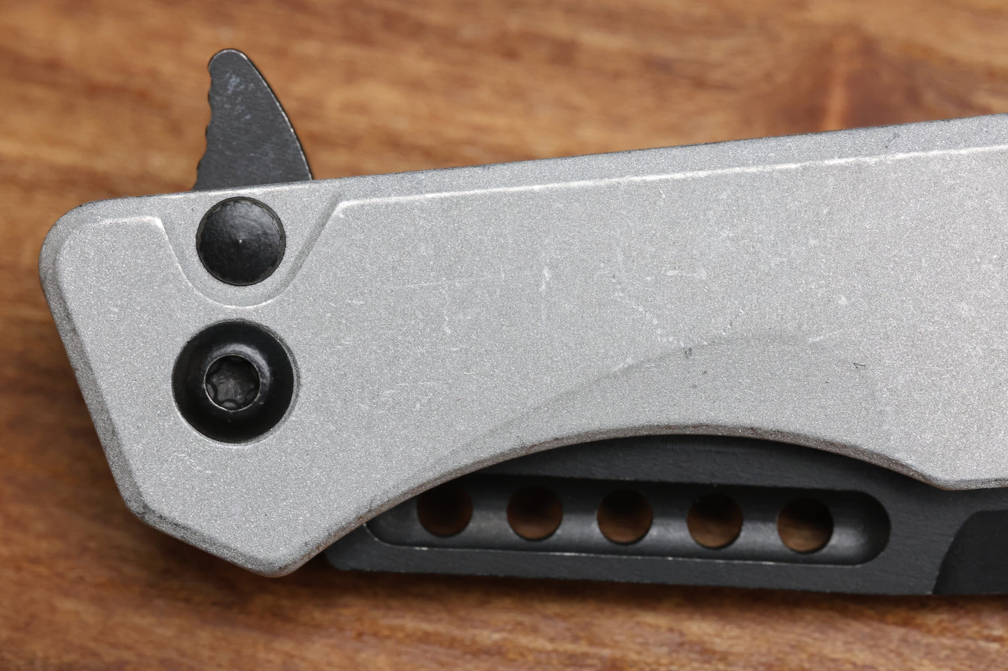 HERETIC KNIVES M/A JINN FLIPPER W/ BLIZZARDWORN ALUMINUM HANDLES & BATTLE BLACK MAGNACUT H213-8A-BLZ