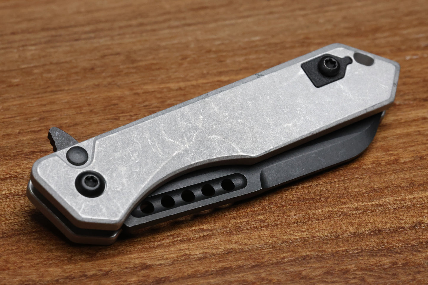 HERETIC KNIVES M/A JINN FLIPPER W/ BLIZZARDWORN ALUMINUM HANDLES & BATTLE BLACK MAGNACUT H213-8A-BLZ