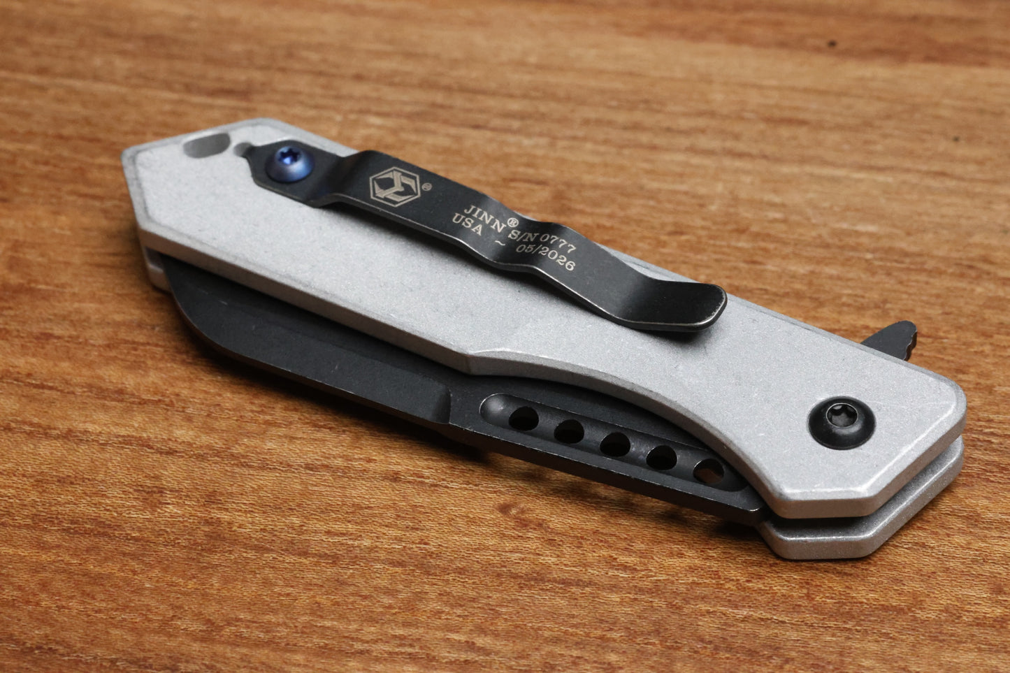 HERETIC KNIVES M/A JINN FLIPPER W/ BLIZZARDWORN ALUMINUM HANDLES & BATTLE BLACK MAGNACUT H213-8A-BLZ