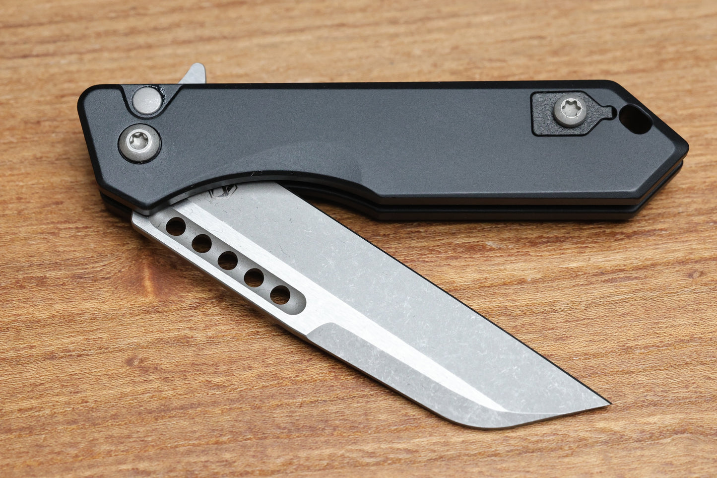 HERETIC KNIVES M/A JINN FLIPPER W/ BLACK ALUMINUM HANDLES & BATTLEWORN MAGNACUT H213-5A