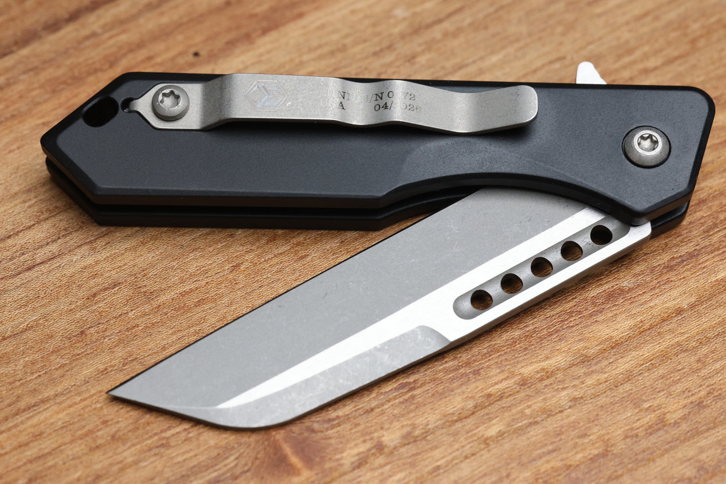 HERETIC KNIVES M/A JINN FLIPPER W/ BLACK ALUMINUM HANDLES & BATTLEWORN MAGNACUT H213-5A
