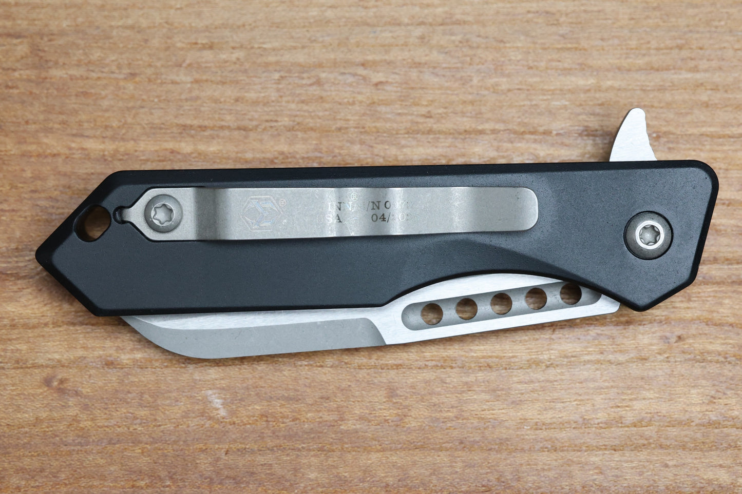 HERETIC KNIVES M/A JINN FLIPPER W/ BLACK ALUMINUM HANDLES & BATTLEWORN MAGNACUT H213-5A