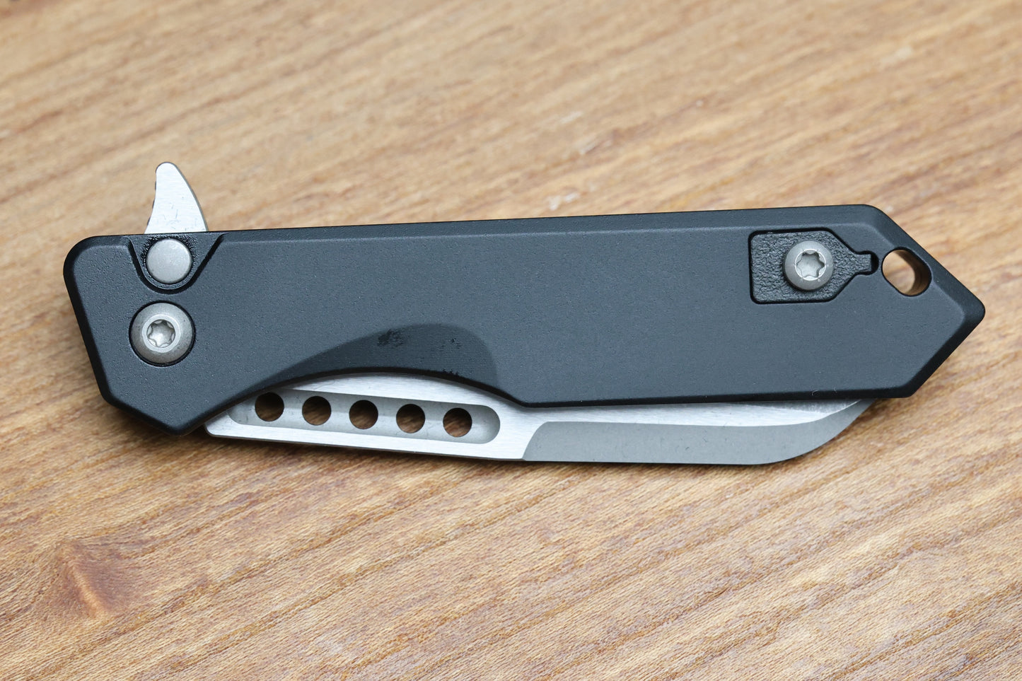HERETIC KNIVES M/A JINN FLIPPER W/ BLACK ALUMINUM HANDLES & BATTLEWORN MAGNACUT H213-5A