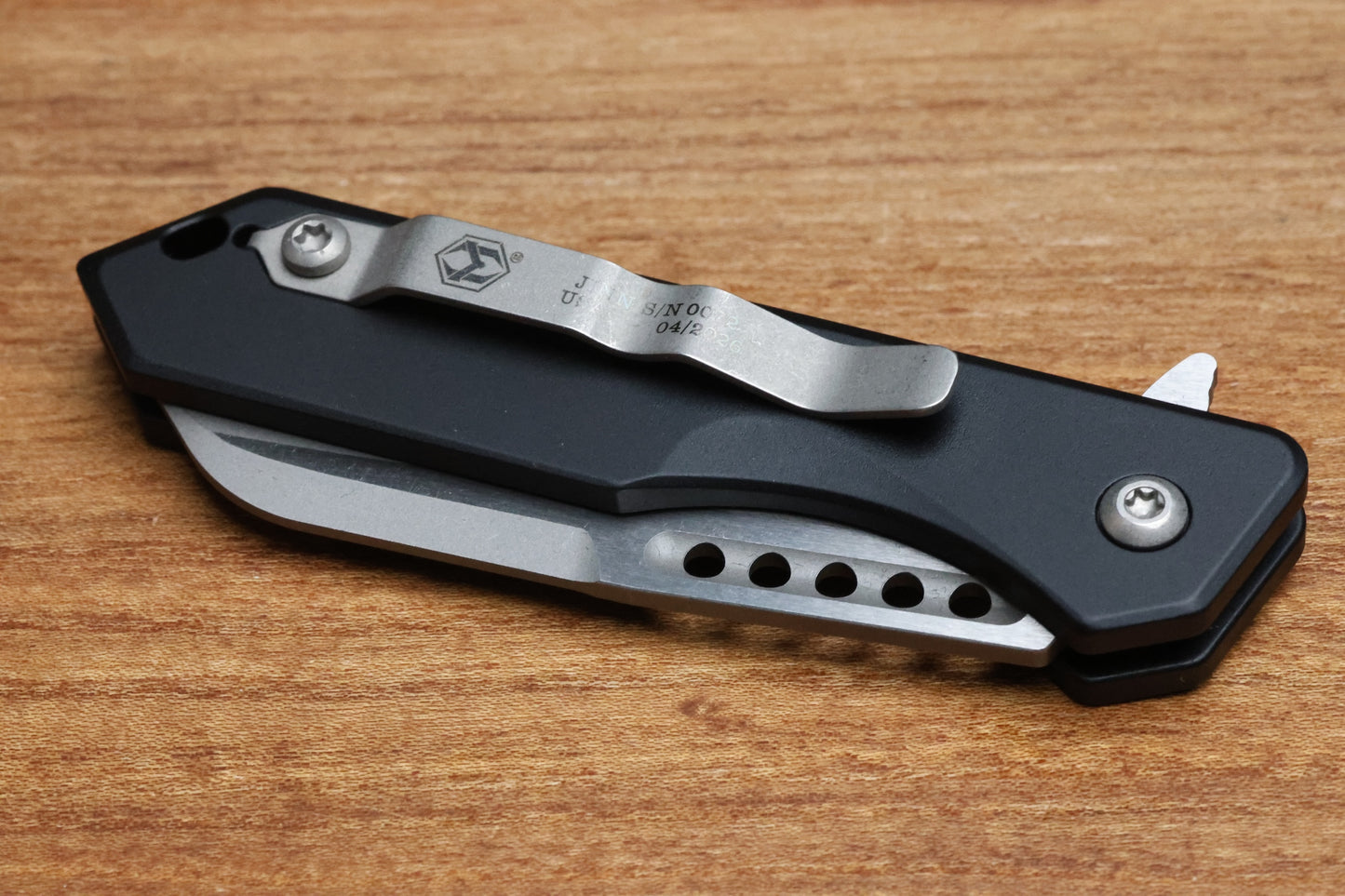HERETIC KNIVES M/A JINN FLIPPER W/ BLACK ALUMINUM HANDLES & BATTLEWORN MAGNACUT H213-5A