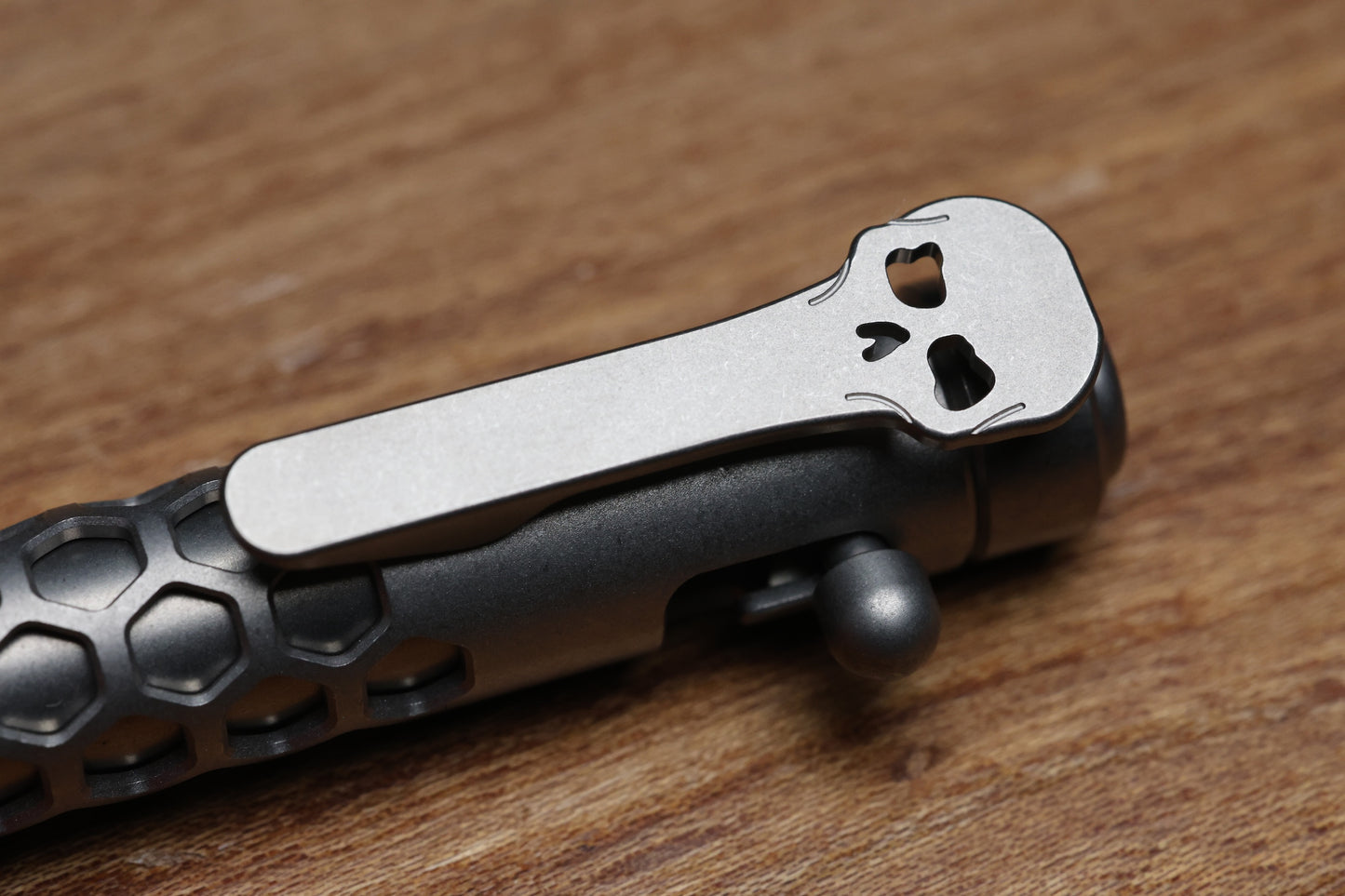 CHAVES KNIVES TITANIUM BOLT ACTION PEN – HEX DOT