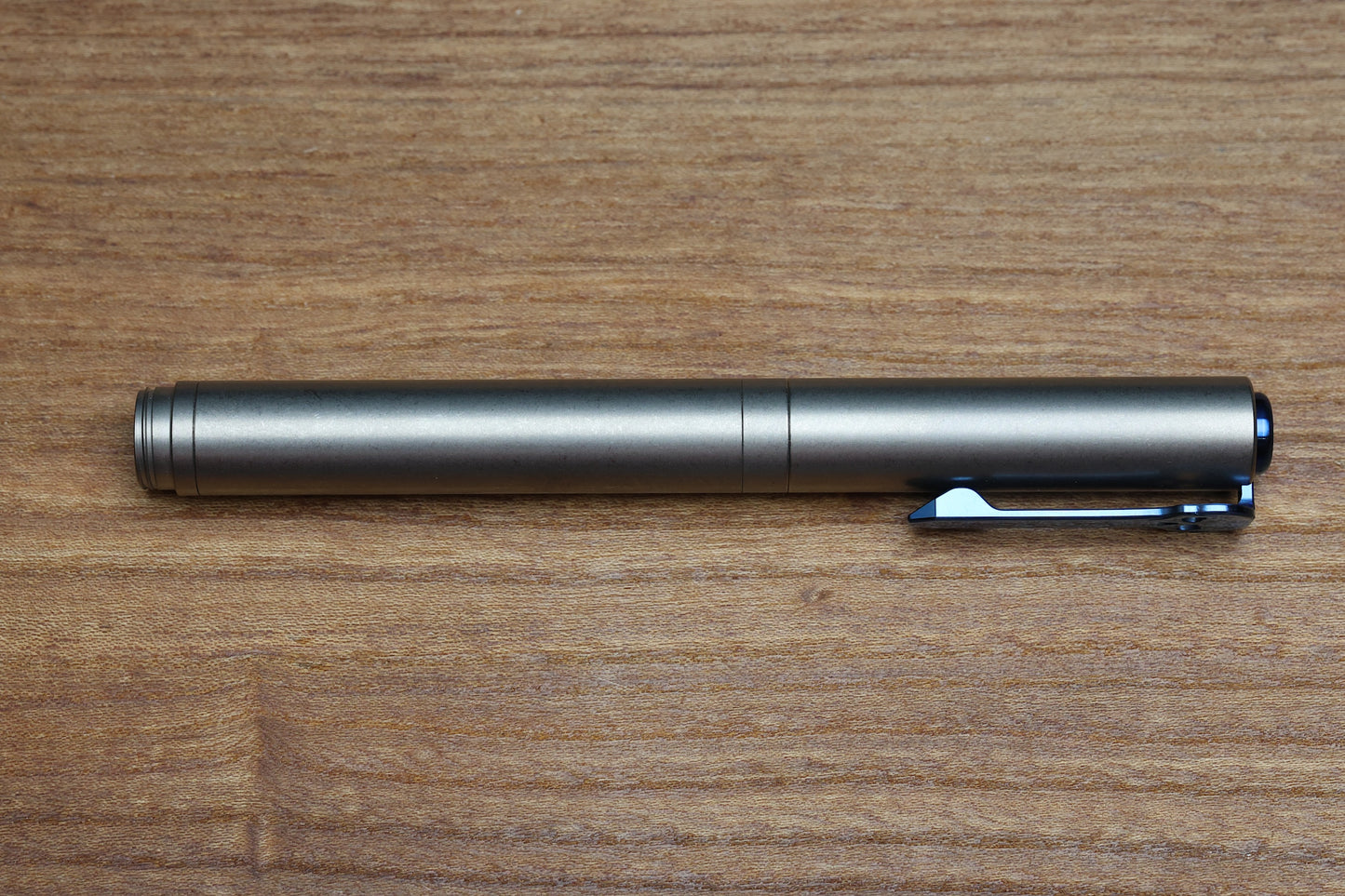 CHAVES TWIST CAP -FULL TITANIUM PEN - BLUE SKULL CLIP