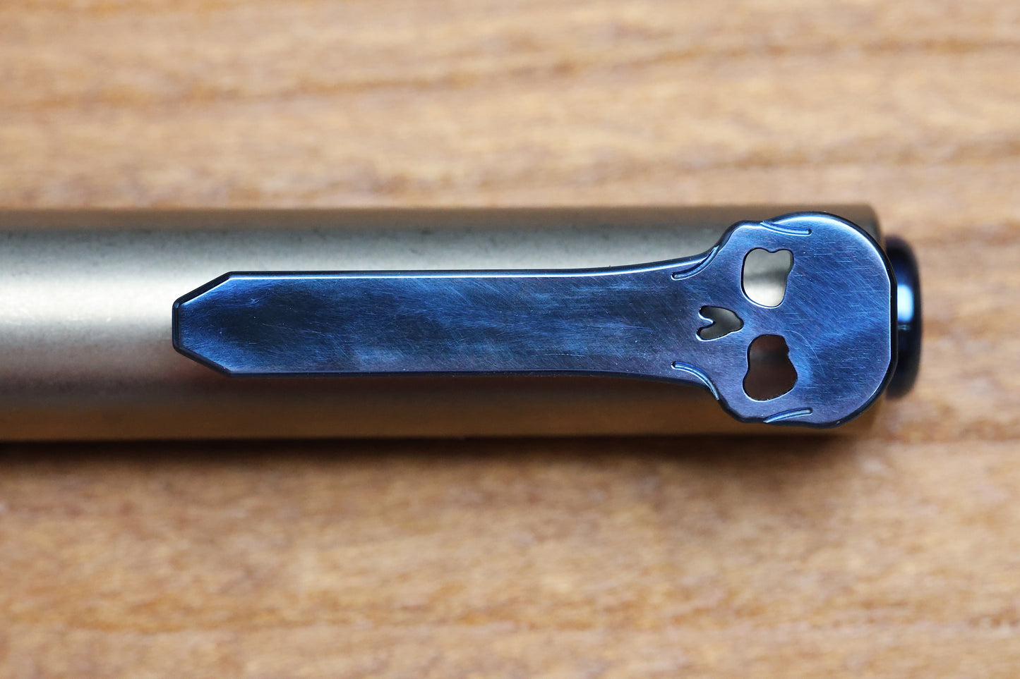CHAVES TWIST CAP -FULL TITANIUM PEN - BLUE SKULL CLIP