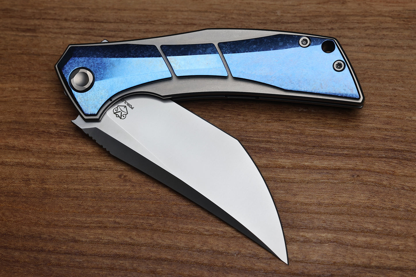 POIKILO BLADE ANOLIS S1 W/ BLUE CRYSTAL TI HANDLES & PEARLESCENT STONEWASH M398