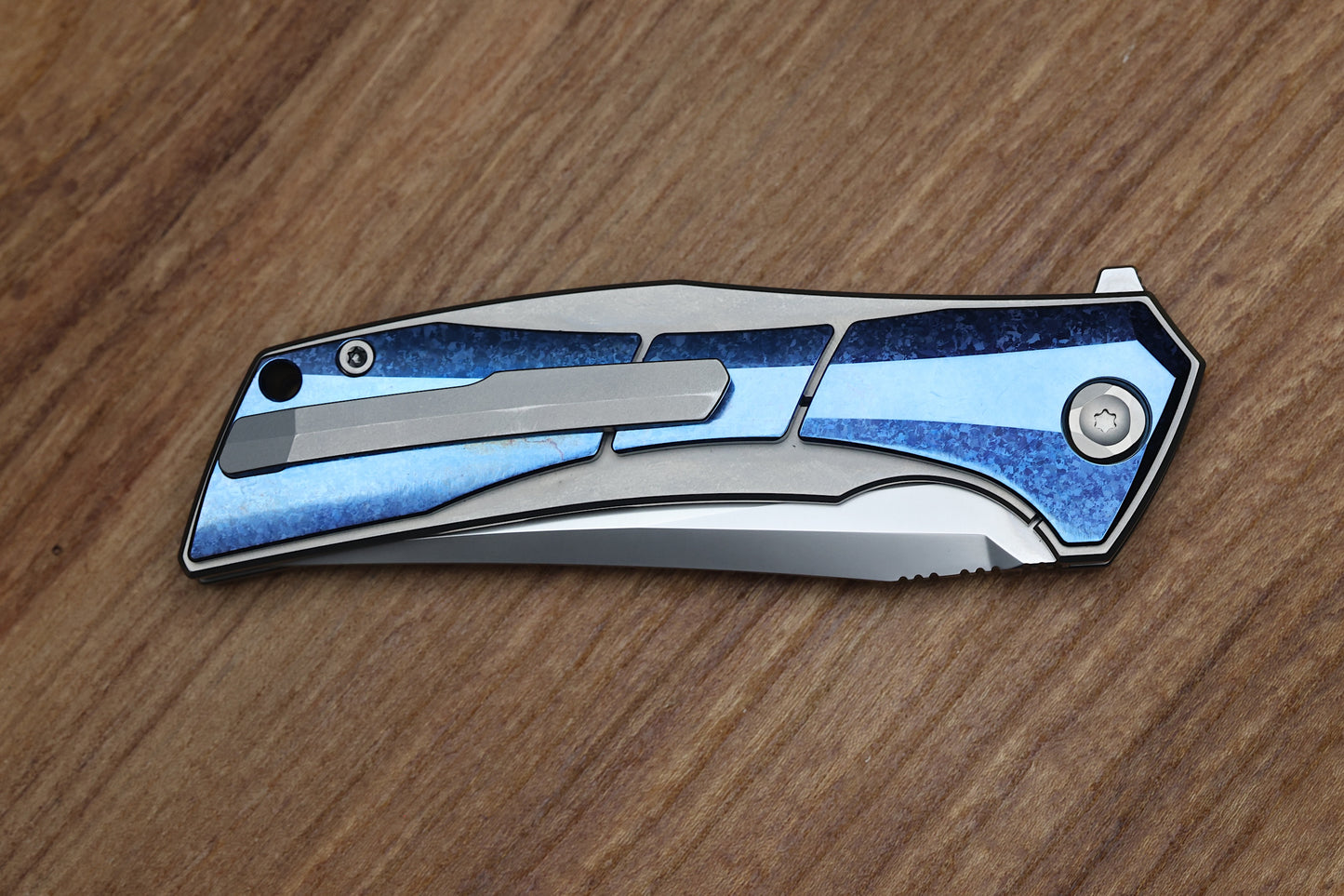 POIKILO BLADE ANOLIS S1 W/ BLUE CRYSTAL TI HANDLES & PEARLESCENT STONEWASH M398