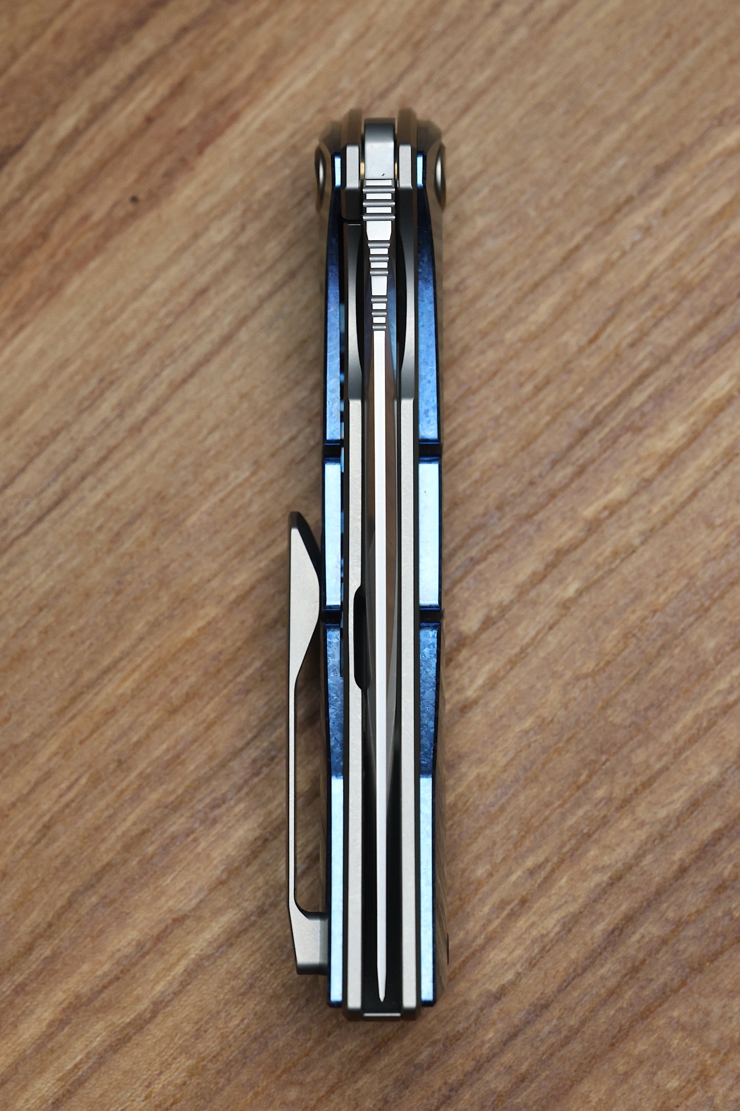 POIKILO BLADE ANOLIS S1 W/ BLUE CRYSTAL TI HANDLES & PEARLESCENT STONEWASH M398