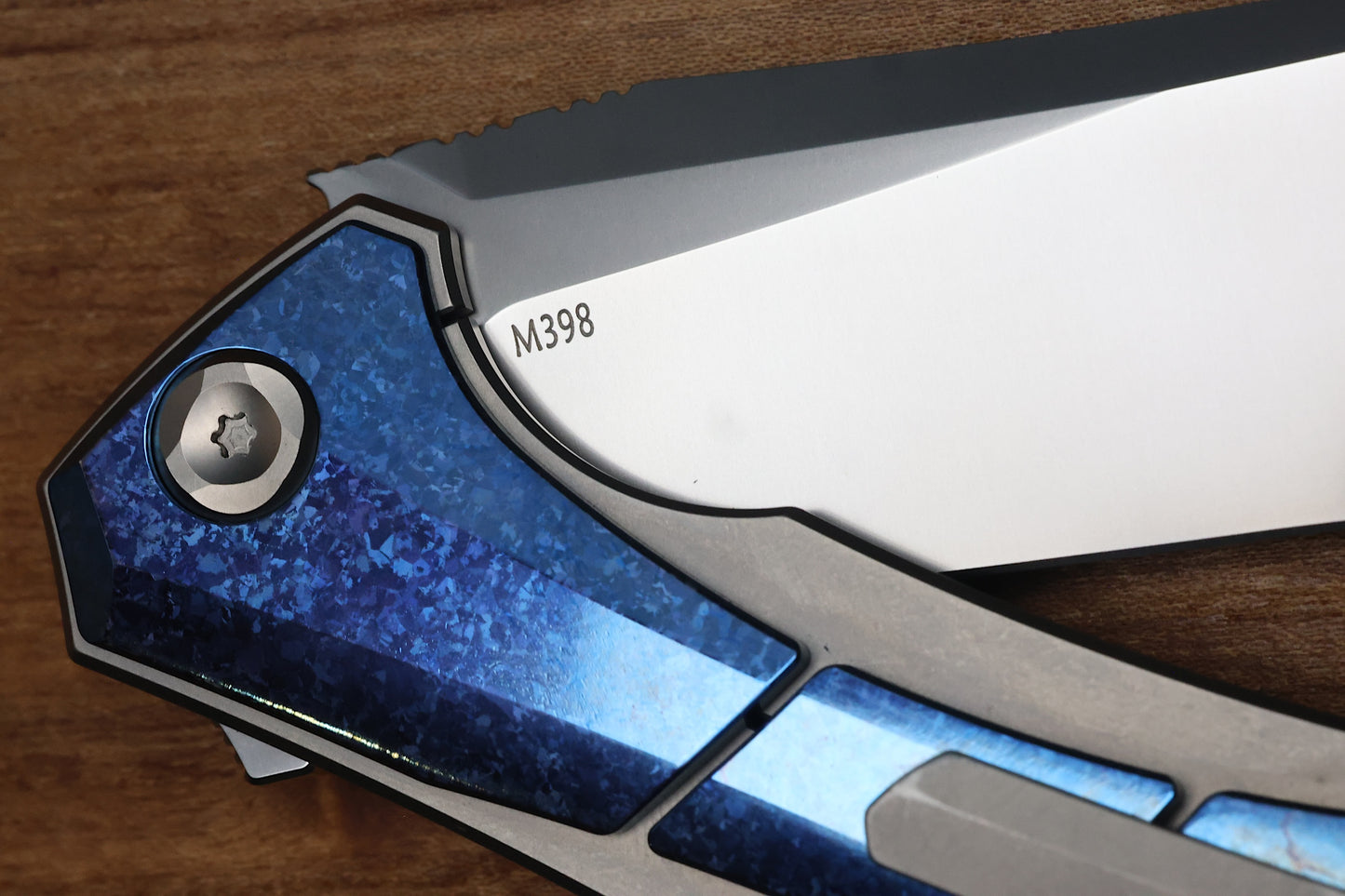POIKILO BLADE ANOLIS S1 W/ BLUE CRYSTAL TI HANDLES & PEARLESCENT STONEWASH M398