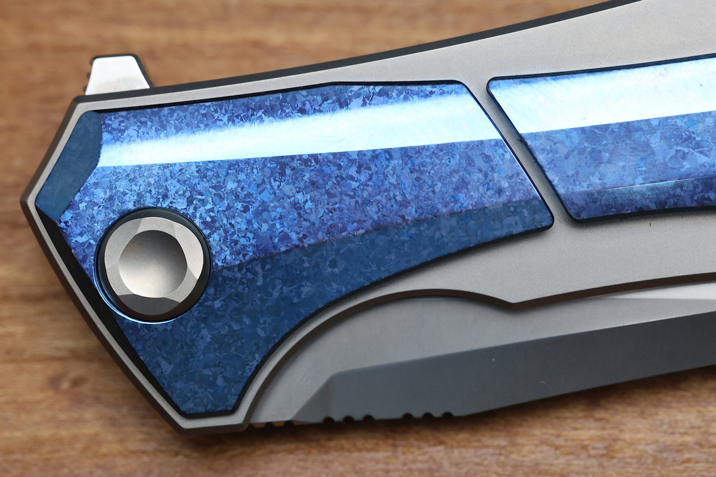 POIKILO BLADE ANOLIS S1 W/ BLUE CRYSTAL TI HANDLES & PEARLESCENT STONEWASH M398