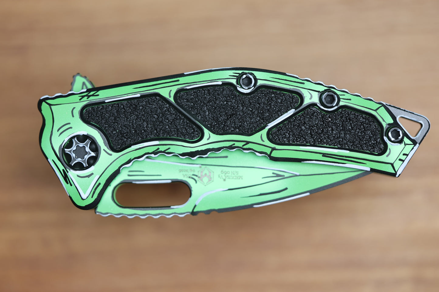 HERETIC KNIVES MEDUSA MANUAL TOXIC GREEN CEL SHADE W/ MAGNACUT RECURVE H010-CS-TX