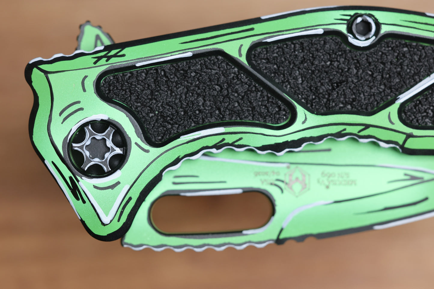 HERETIC KNIVES MEDUSA MANUAL TOXIC GREEN CEL SHADE W/ MAGNACUT RECURVE H010-CS-TX