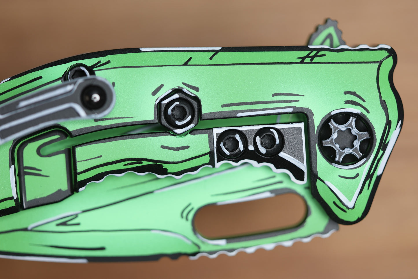 HERETIC KNIVES MEDUSA MANUAL TOXIC GREEN CEL SHADE W/ MAGNACUT RECURVE H010-CS-TX