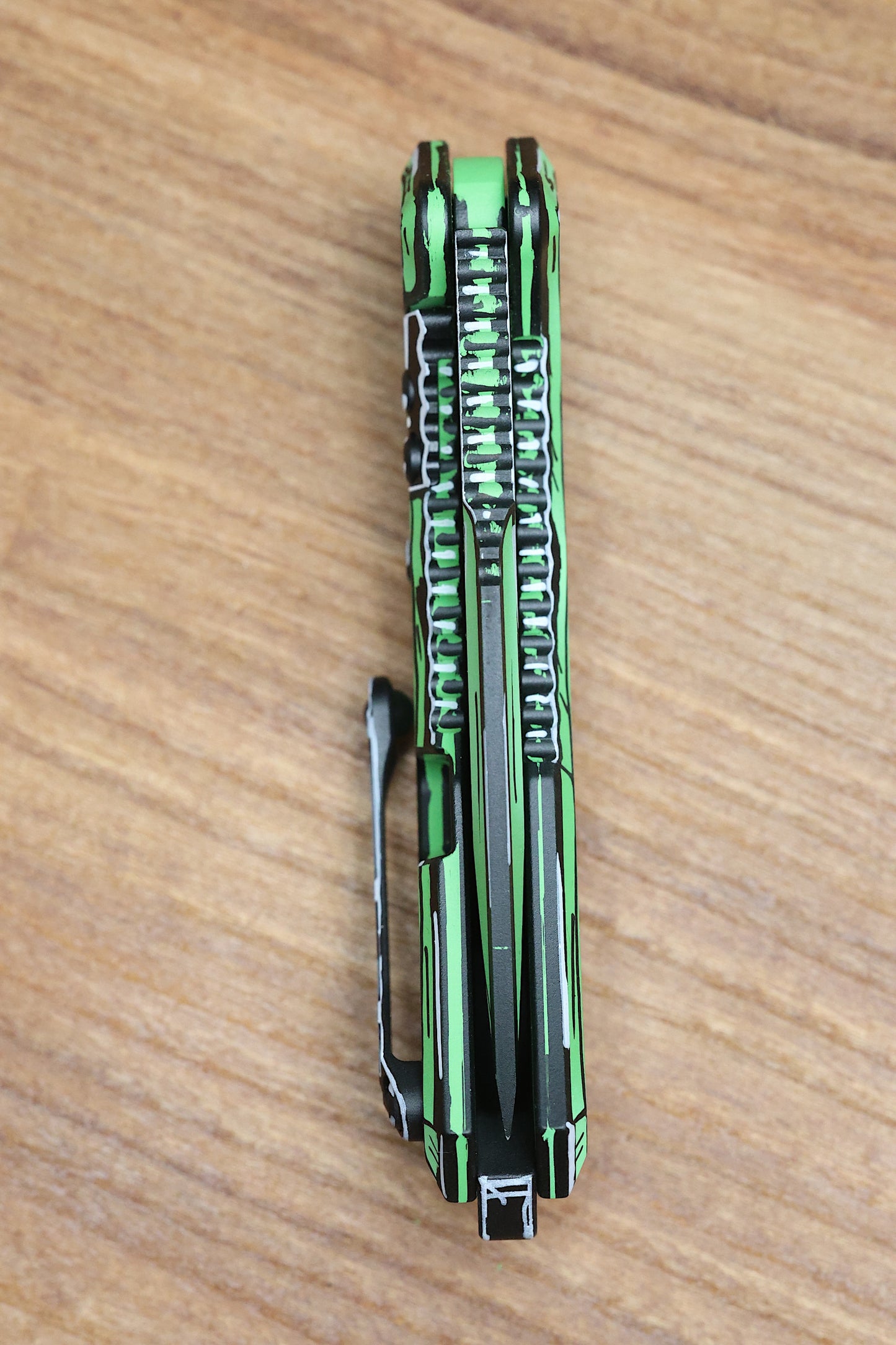 HERETIC KNIVES MEDUSA MANUAL TOXIC GREEN CEL SHADE W/ MAGNACUT RECURVE H010-CS-TX