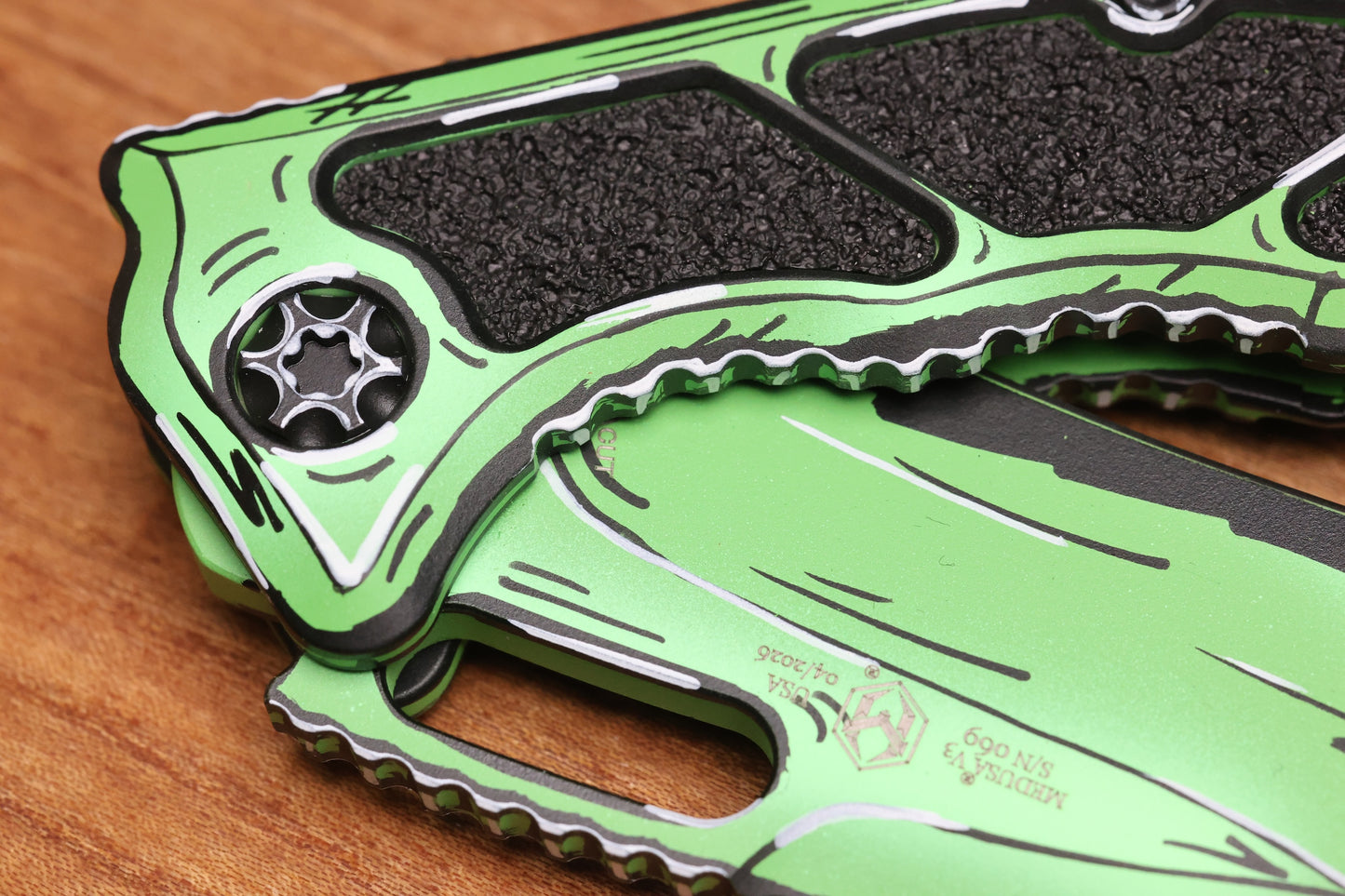 HERETIC KNIVES MEDUSA MANUAL TOXIC GREEN CEL SHADE W/ MAGNACUT RECURVE H010-CS-TX