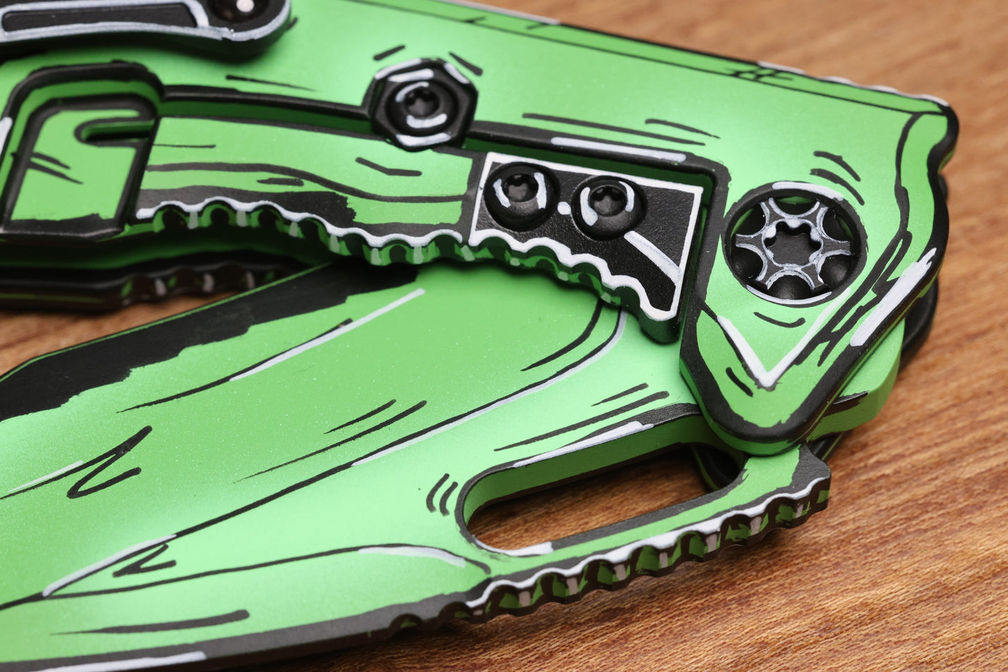 HERETIC KNIVES MEDUSA MANUAL TOXIC GREEN CEL SHADE W/ MAGNACUT RECURVE H010-CS-TX