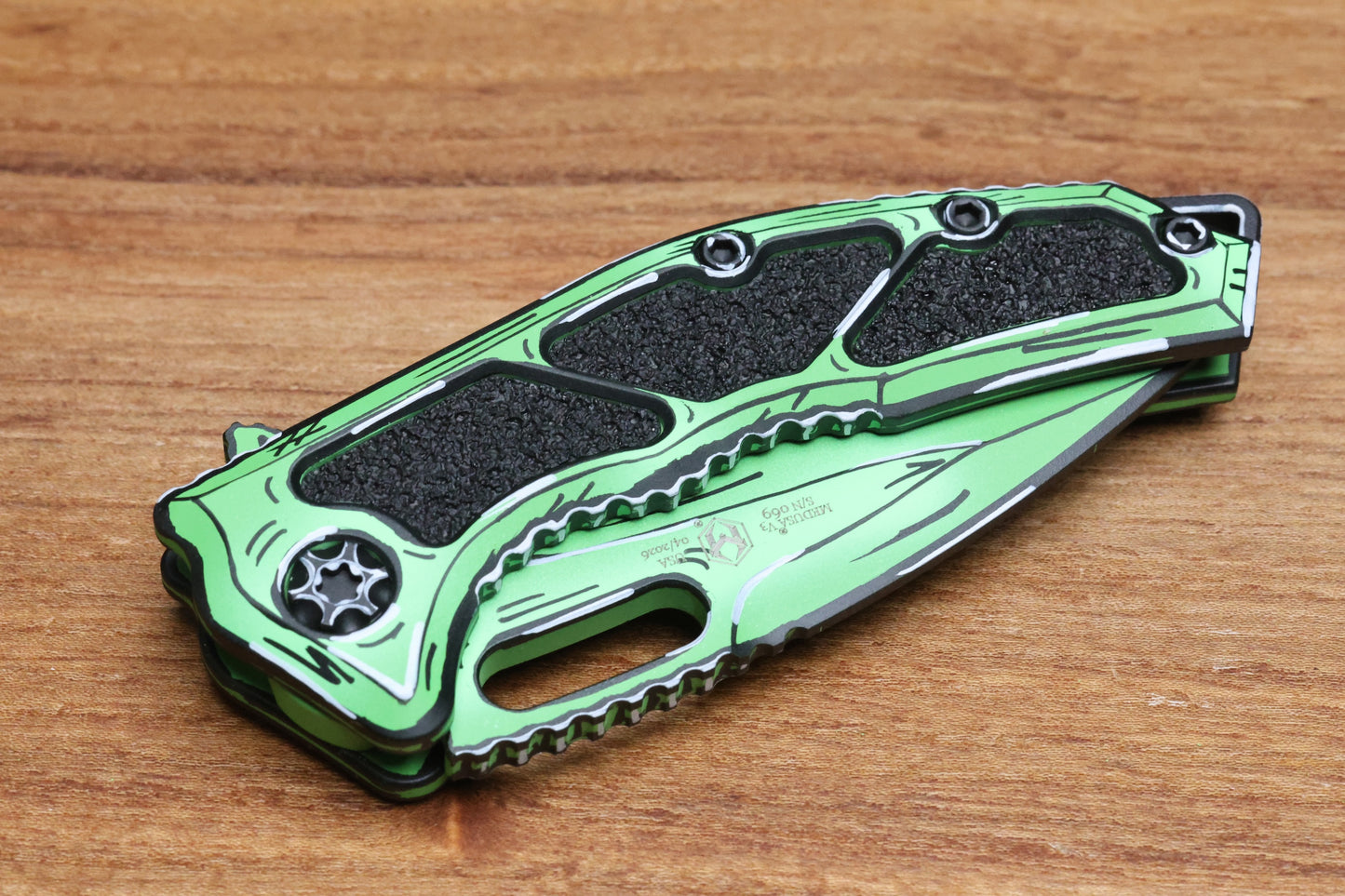 HERETIC KNIVES MEDUSA MANUAL TOXIC GREEN CEL SHADE W/ MAGNACUT RECURVE H010-CS-TX