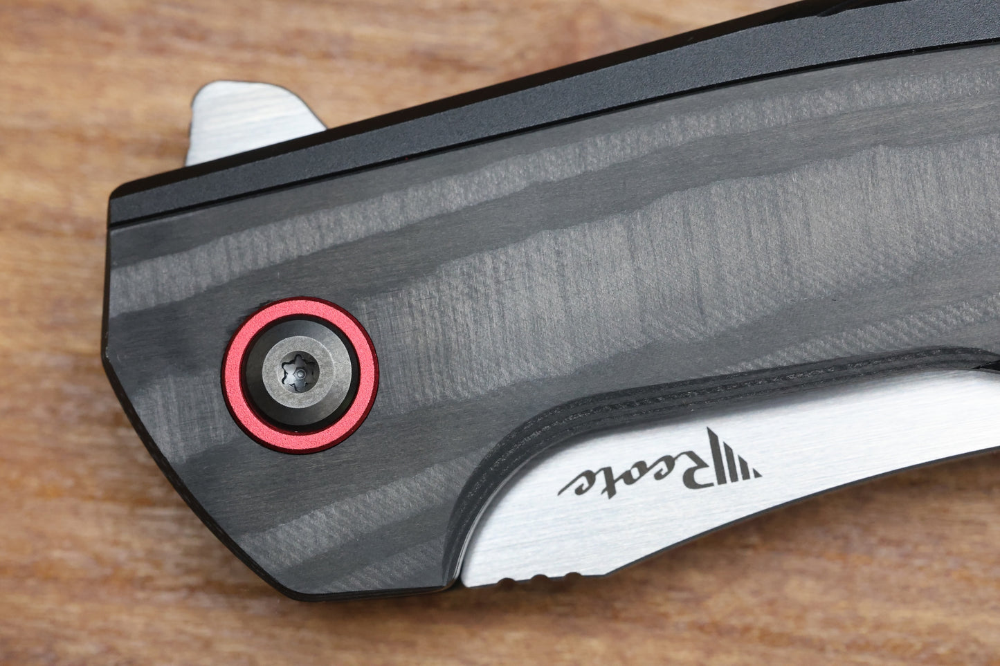 REATE KNIVES JACK JR. BLACK ALUMINUM INTEGRAL HANDLE W/ CARBON FIBER INLAY & RED PIVOT COLLAR & SATIN S30V