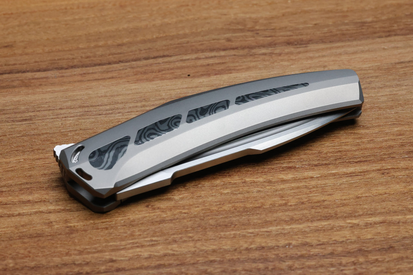 TASHI BHARUCHA LARGE KRYPTON W/ LEE WILLIAMS KICKSTOP TITANIUM HANDLE W/ MONOCHROME DARK TIMASCUS INLAYS & ELMAX