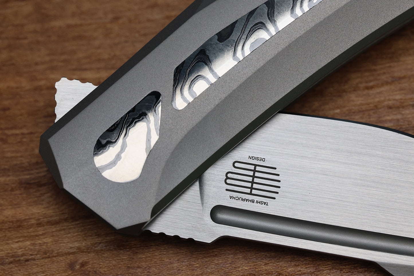 TASHI BHARUCHA SMALL KRYPTON W/ LEE WILLIAMS KICKSTOP TITANIUM HANDLE W/ MONOCHROME DARK TIMASCUS INLAYS & ELMAX