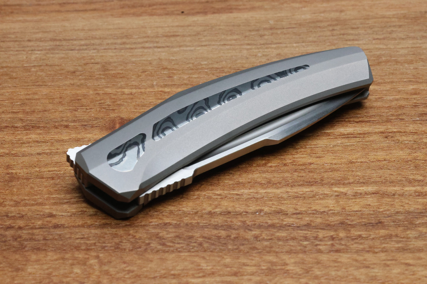 TASHI BHARUCHA SMALL KRYPTON W/ LEE WILLIAMS KICKSTOP TITANIUM HANDLE W/ MONOCHROME DARK TIMASCUS INLAYS & ELMAX