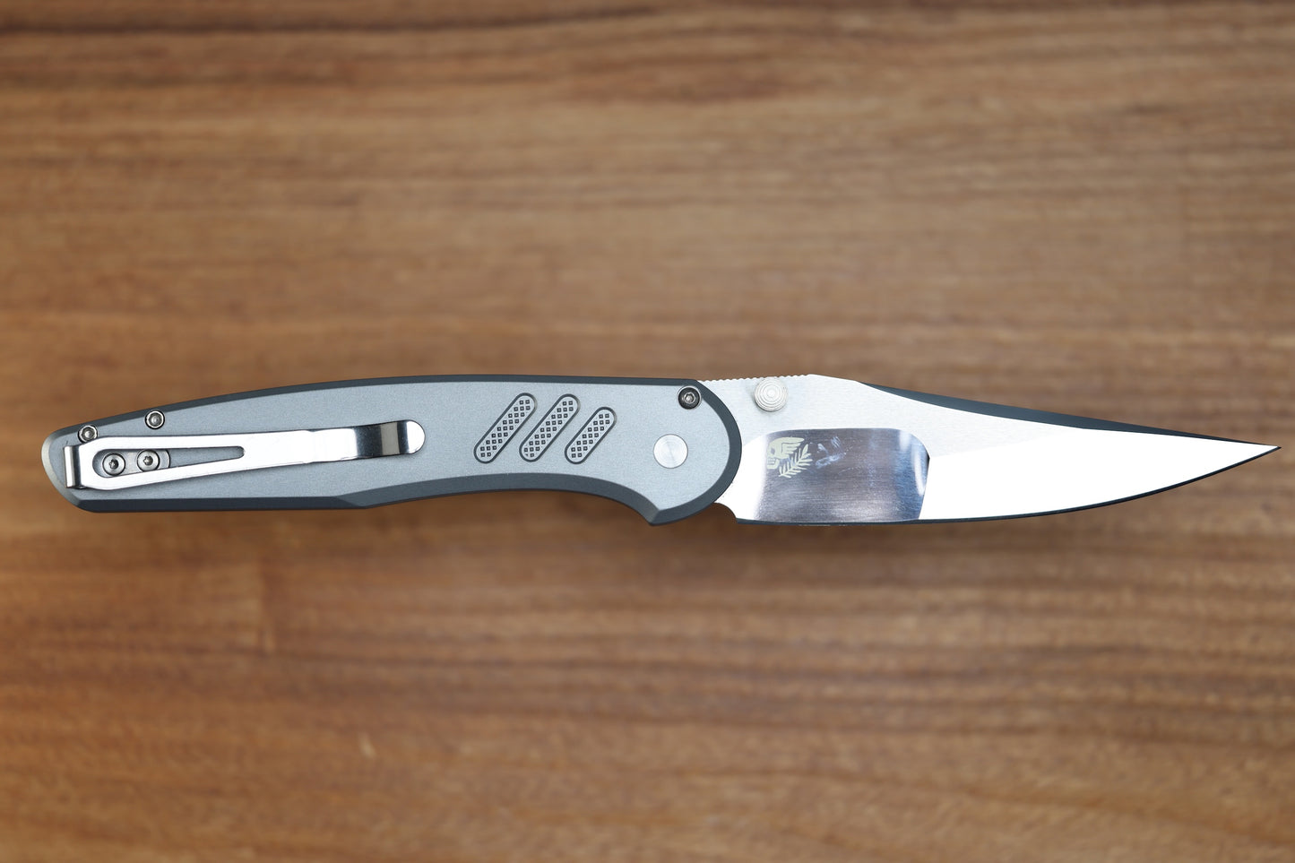 PRO-TECH AVALON PEACE NEIGHBOR KNURLED GRAY ALUMINUM HANDLE W/ WHITE PEARL BUTTON & MIKE IRIE COMPOUND POLISHED 154CM