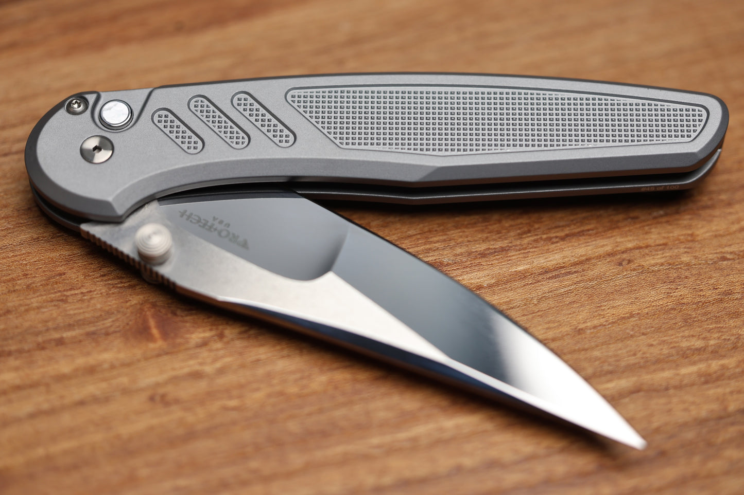 PRO-TECH AVALON PEACE NEIGHBOR KNURLED GRAY ALUMINUM HANDLE W/ WHITE PEARL BUTTON & MIKE IRIE COMPOUND POLISHED 154CM