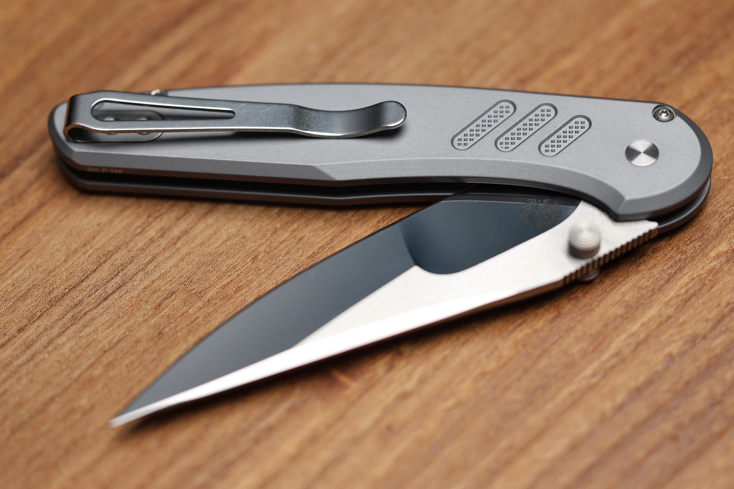 PRO-TECH AVALON PEACE NEIGHBOR KNURLED GRAY ALUMINUM HANDLE W/ WHITE PEARL BUTTON & MIKE IRIE COMPOUND POLISHED 154CM