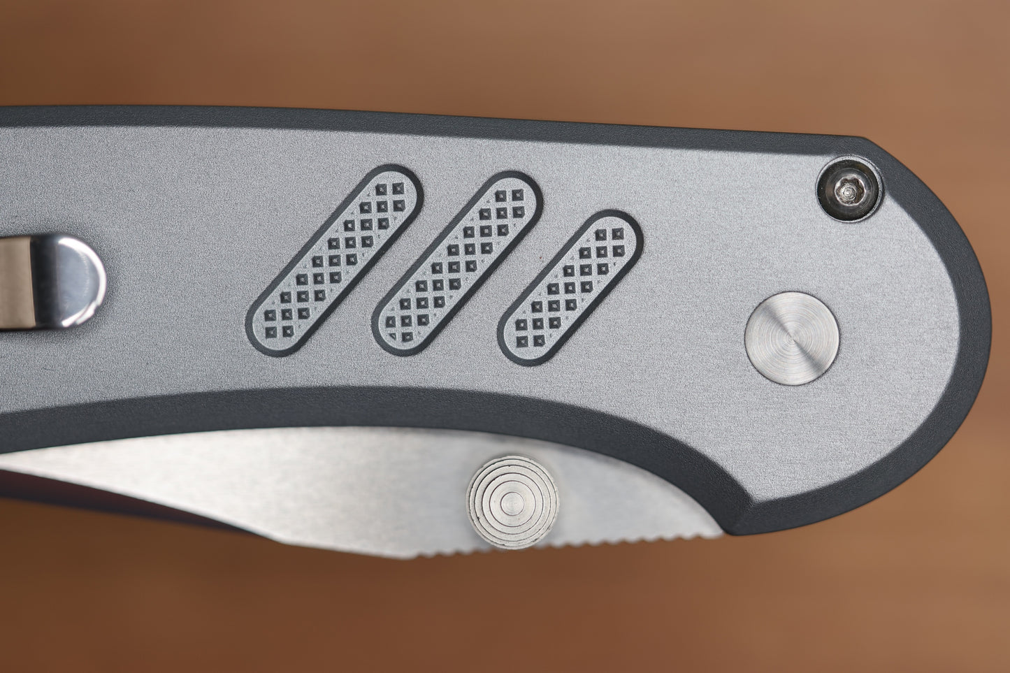 PRO-TECH AVALON PEACE NEIGHBOR KNURLED GRAY ALUMINUM HANDLE W/ WHITE PEARL BUTTON & MIKE IRIE COMPOUND POLISHED 154CM