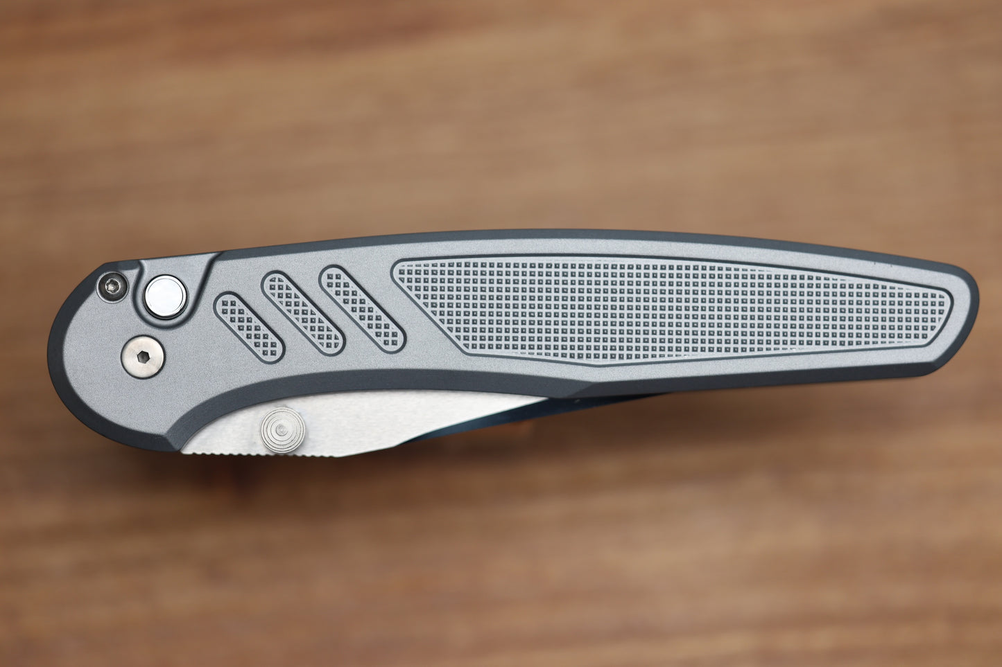 PRO-TECH AVALON PEACE NEIGHBOR KNURLED GRAY ALUMINUM HANDLE W/ WHITE PEARL BUTTON & MIKE IRIE COMPOUND POLISHED 154CM