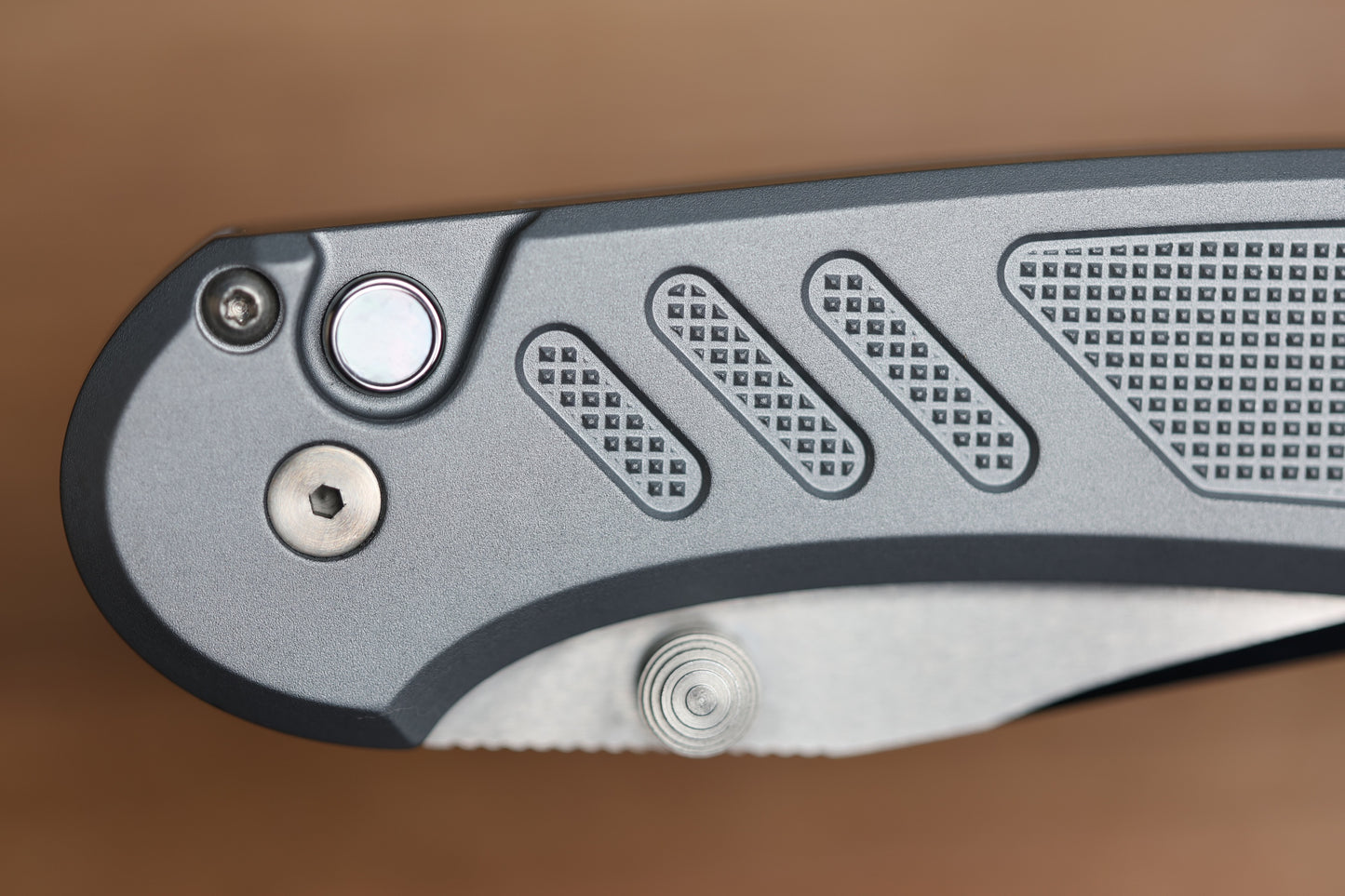 PRO-TECH AVALON PEACE NEIGHBOR KNURLED GRAY ALUMINUM HANDLE W/ WHITE PEARL BUTTON & MIKE IRIE COMPOUND POLISHED 154CM