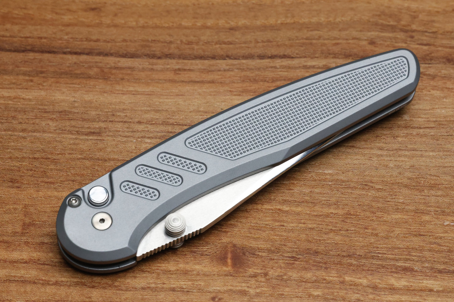 PRO-TECH AVALON PEACE NEIGHBOR KNURLED GRAY ALUMINUM HANDLE W/ WHITE PEARL BUTTON & MIKE IRIE COMPOUND POLISHED 154CM