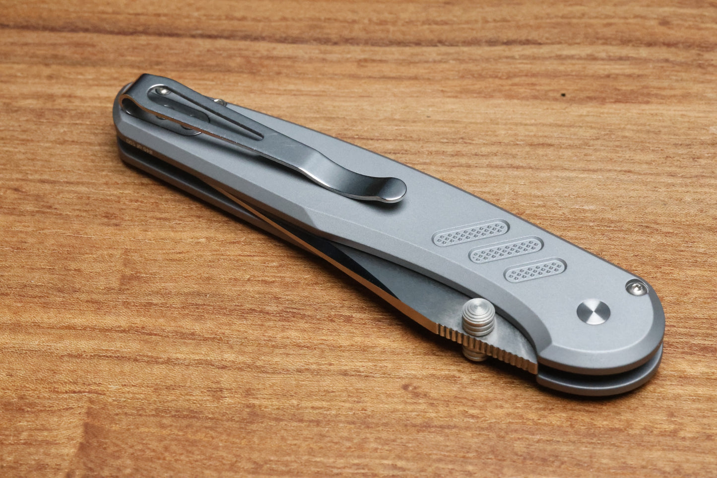 PRO-TECH AVALON PEACE NEIGHBOR KNURLED GRAY ALUMINUM HANDLE W/ WHITE PEARL BUTTON & MIKE IRIE COMPOUND POLISHED 154CM