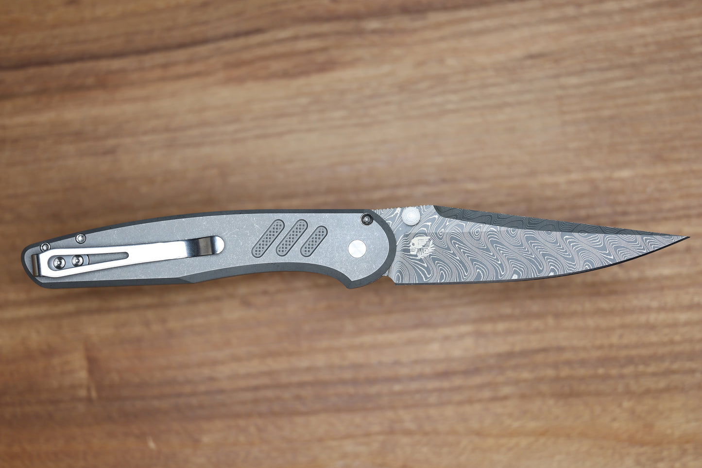 PRO-TECH AVALON PEACE NEIGHBOR 17-4 HANDLE W/ BLACK LIP PEARL BUTTON & CHAD NICHOLS BOOMERANG DAMASCUS
