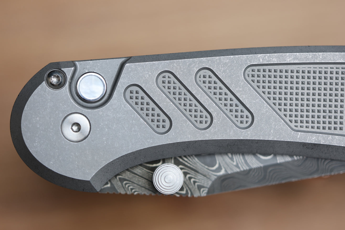 PRO-TECH AVALON PEACE NEIGHBOR 17-4 HANDLE W/ BLACK LIP PEARL BUTTON & CHAD NICHOLS BOOMERANG DAMASCUS