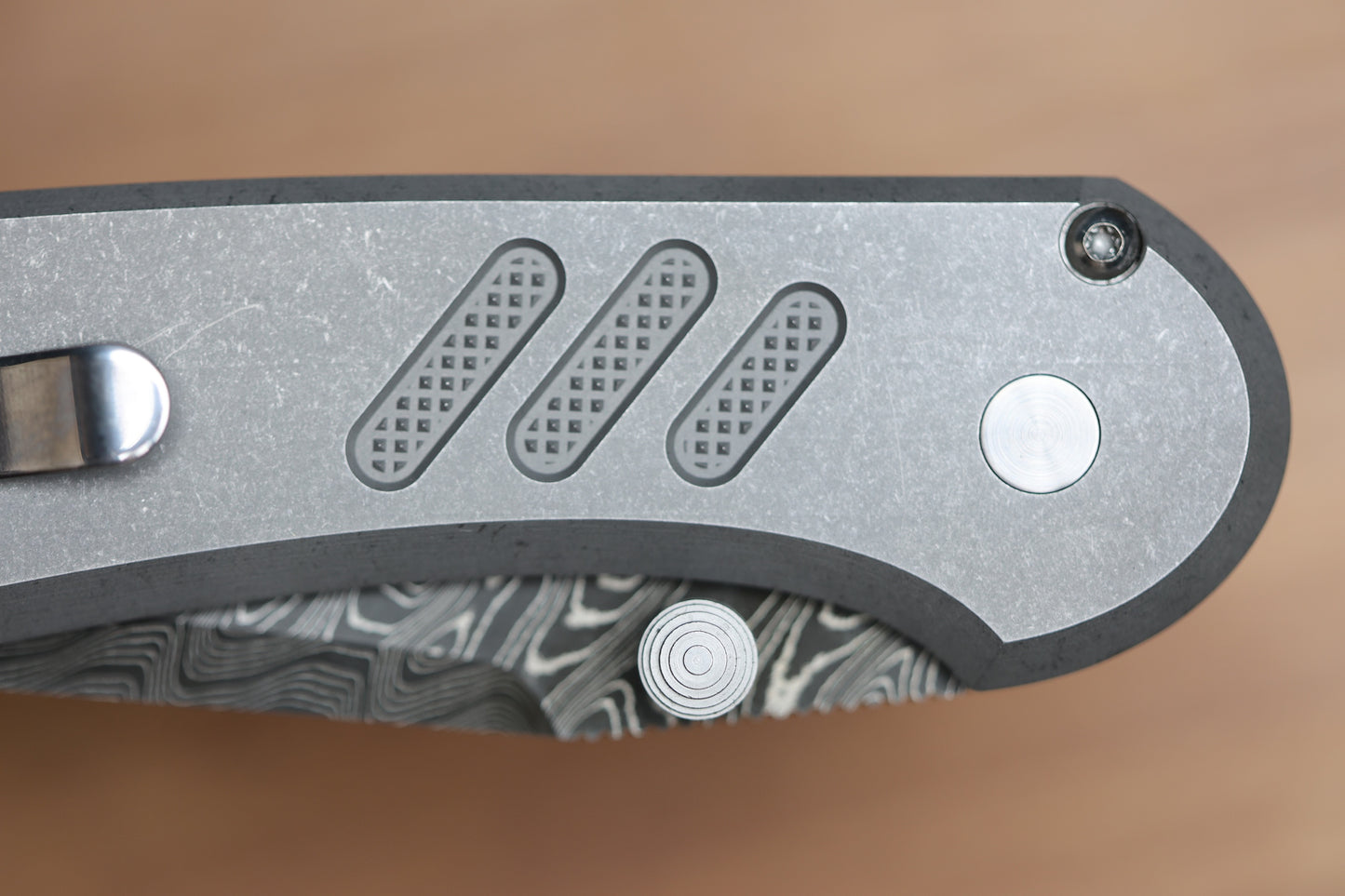 PRO-TECH AVALON PEACE NEIGHBOR 17-4 HANDLE W/ BLACK LIP PEARL BUTTON & CHAD NICHOLS BOOMERANG DAMASCUS