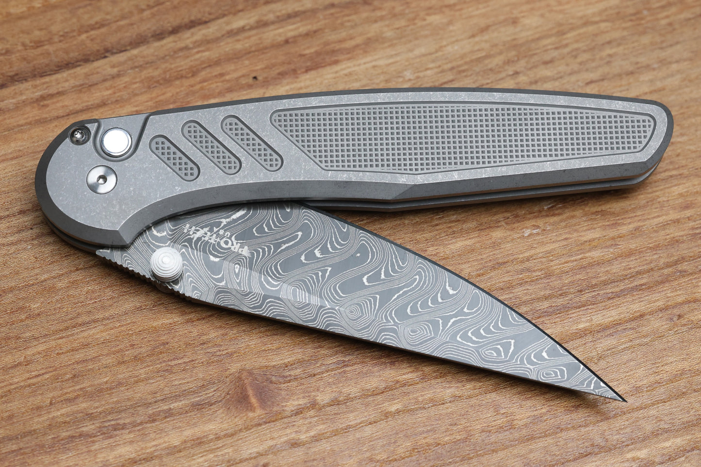 PRO-TECH AVALON PEACE NEIGHBOR 17-4 HANDLE W/ BLACK LIP PEARL BUTTON & CHAD NICHOLS BOOMERANG DAMASCUS